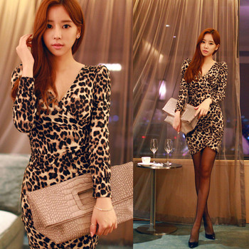 Modern női ruha leopárd mintával és V-nyakkal