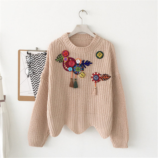 Női téli pulóver színes hímzéssel, több színnel