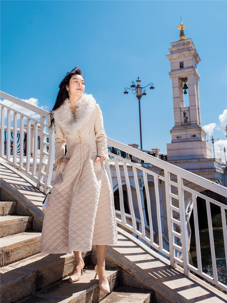 Palton de dama model nou croiat si model lung cu guler in forma de V de culoare alba