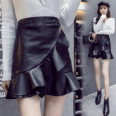 Stílusos női bőrszoknya fekete színben
