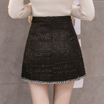 Stílusos női szoknya fekete gombokkal