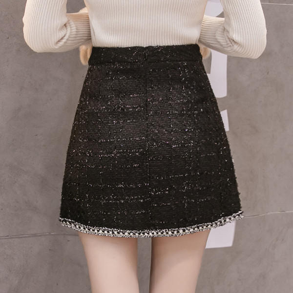 Stílusos női szoknya fekete gombokkal