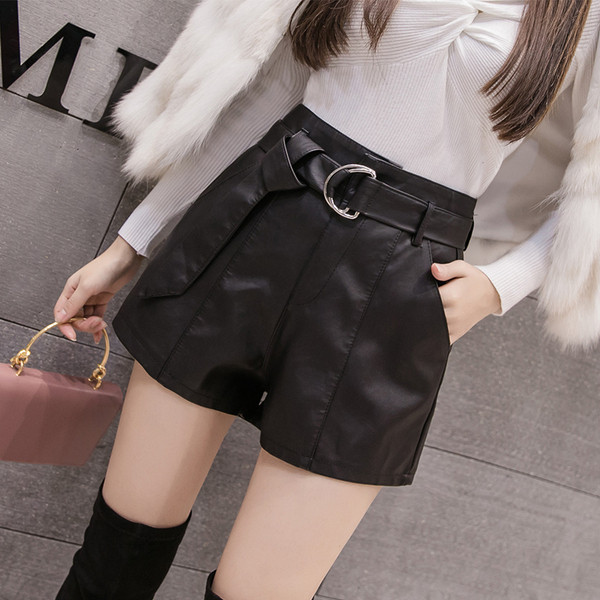 Női bőr rövidnadrág