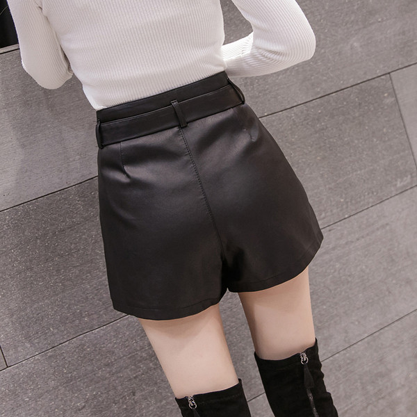 Női bőr rövidnadrág