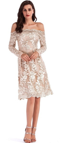 Stílusos női ruha hímzéssel és nyitott vállú, világos színben