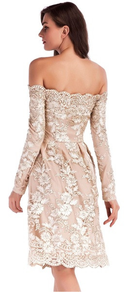 Stílusos női ruha hímzéssel és nyitott vállú, világos színben