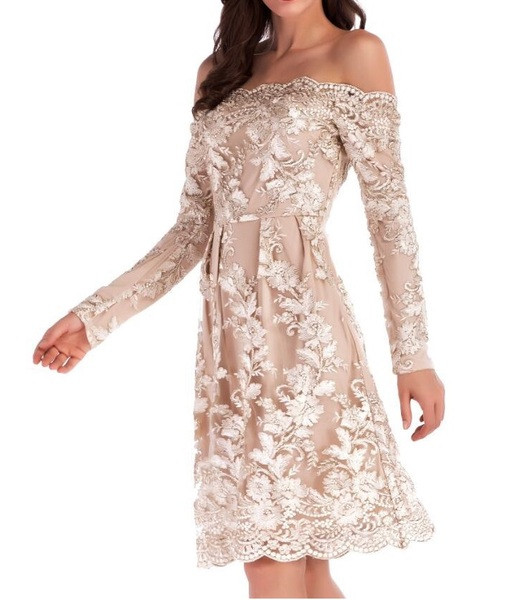 Stílusos női ruha hímzéssel és nyitott vállú, világos színben