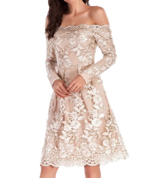 Stílusos női ruha hímzéssel és nyitott vállú, világos színben