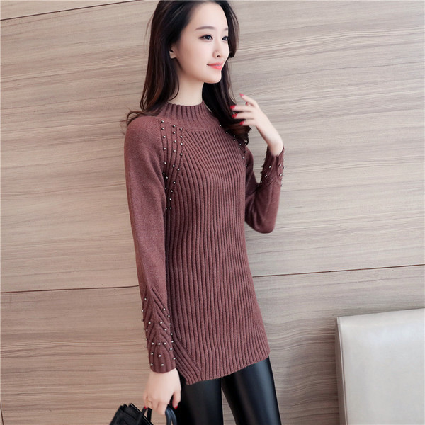 Női pulóver dekoratív gyöngyökkel, barna színben