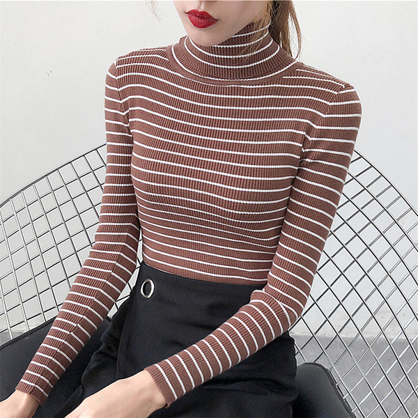 Pulover de damă cu dungi în diferite culori