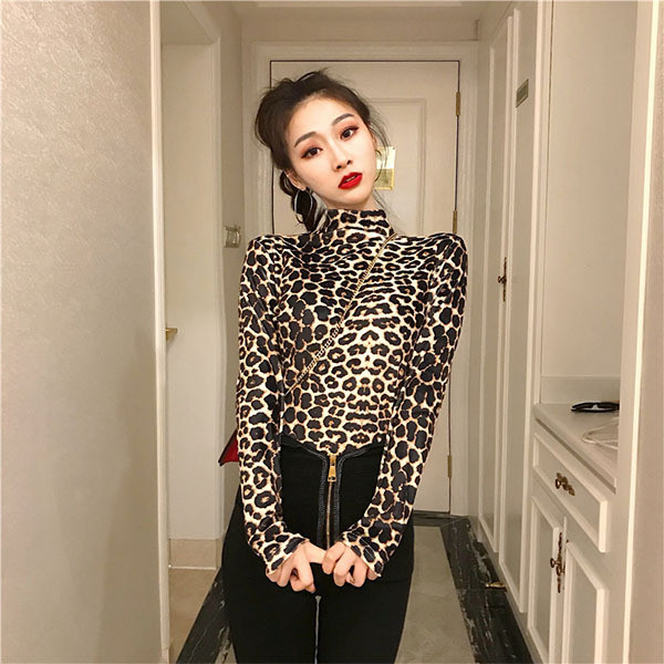 Γυναικεία μπλούζα με έγχρωμη εκτύπωση