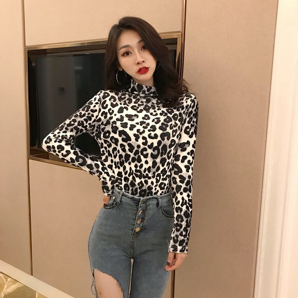 Γυναικεία μπλούζα με έγχρωμη εκτύπωση