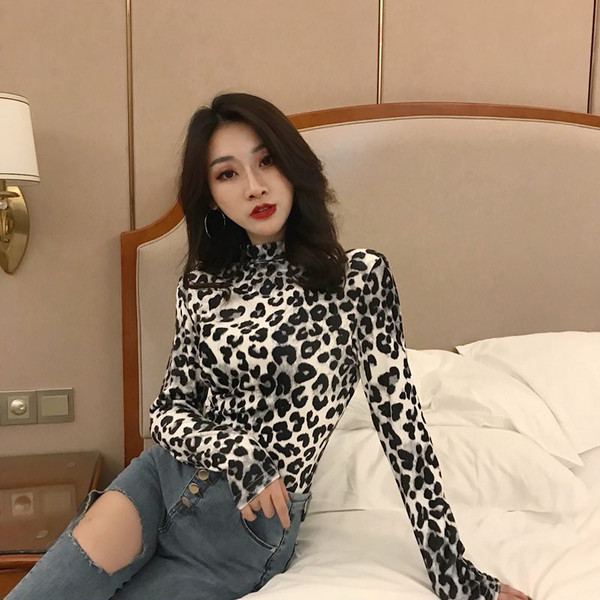 Γυναικεία μπλούζα με έγχρωμη εκτύπωση