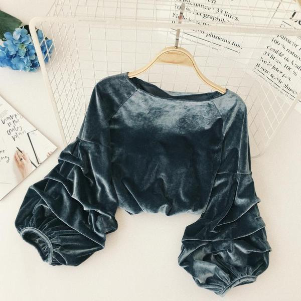 Modern női blúz csupasz nyakkivágással