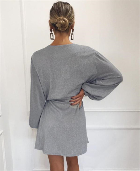 Стилна дамска рокля с дълбоко V-образно деколте в черен и сив цвят 