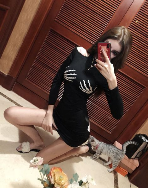 Актуална дамска рокля с апликации и отворени рамене в черен цвят