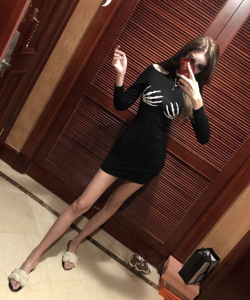 Актуална дамска рокля с апликации и отворени рамене в черен цвят