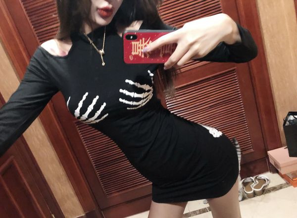 Актуална дамска рокля с апликации и отворени рамене в черен цвят