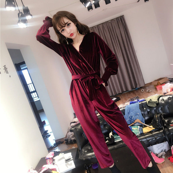 Модерен дамски гащеризон от кадифе с V-образно деколте в два цвята