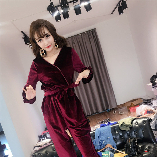 Модерен дамски гащеризон от кадифе с V-образно деколте в два цвята