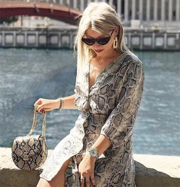 Ежедневна дамска рокля с V-образно деколте и принт 