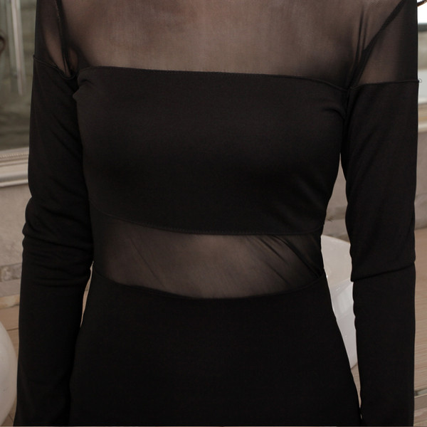 Актуална дамска къса рокля с прозрачни елементи в черен цвят