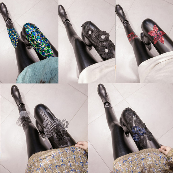 Модерен дамски клин от еко кожа в черен цвят с мека подплата и 3D елементи