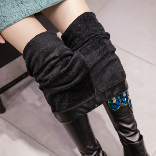 Модерен дамски клин от еко кожа в черен цвят с мека подплата и 3D елементи