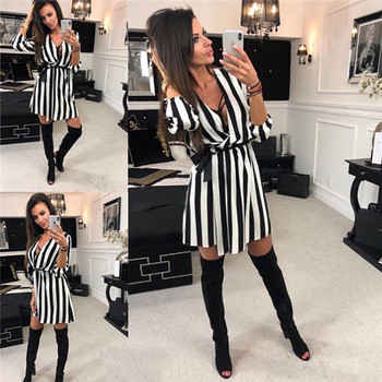 ХИТ Актуална дамска раирана  рокля с V-образно деколте в черно-бял цвят 