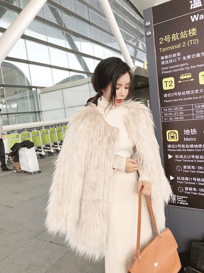 Актуално дамско палто в светли цветове