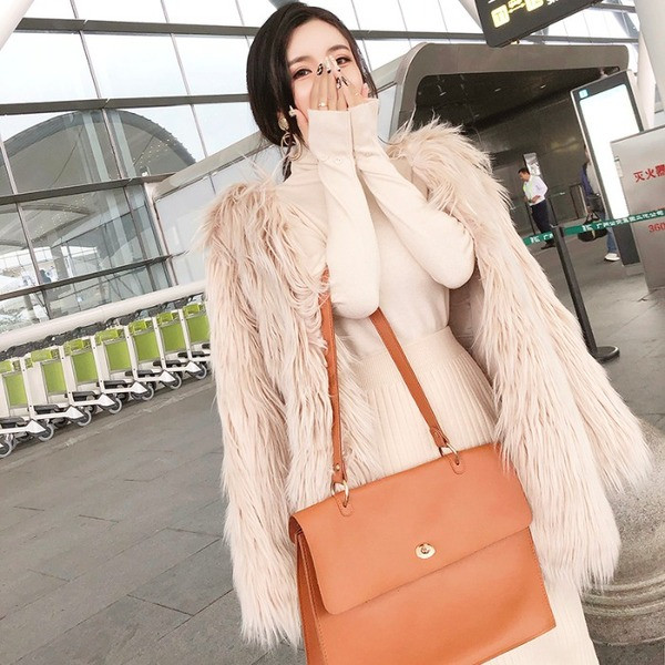 Актуално дамско палто в светли цветове