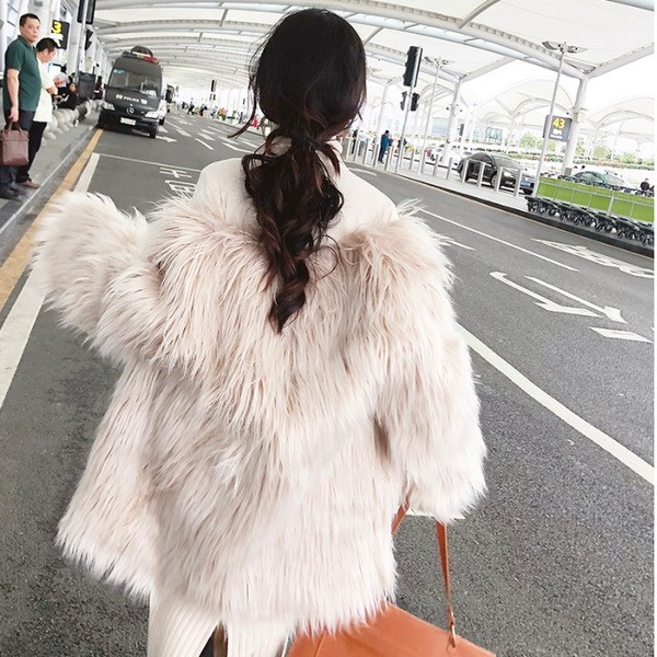 Актуално дамско палто в светли цветове