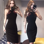 Модерна дамска рокля с тънки презрамки и флорална бродерия в черен цвят