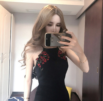 Модерна дамска рокля с тънки презрамки и флорална бродерия в черен цвят