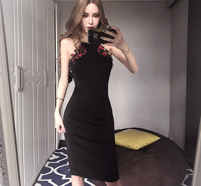 Модерна дамска рокля с тънки презрамки и флорална бродерия в черен цвят