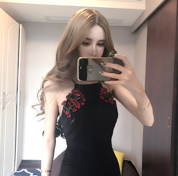 Модерна дамска рокля с тънки презрамки и флорална бродерия в черен цвят