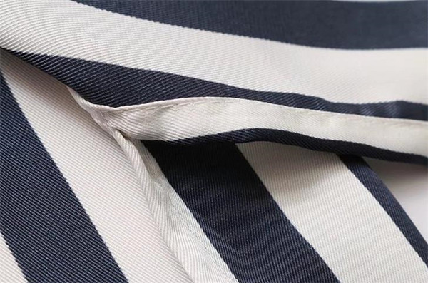 Modern női csíkos ing típusú övvel