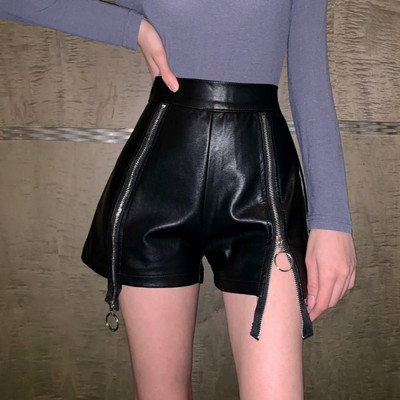 Актуални дамски къси панталони от еко кожа с ципове в черен цвят