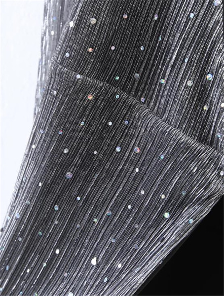 Friss, fényes hatású, mély V-nyakú női ruha