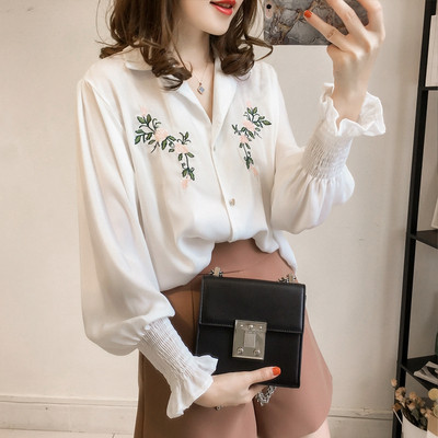 Модерна дамска риза в бял цвят с флорални мотиви