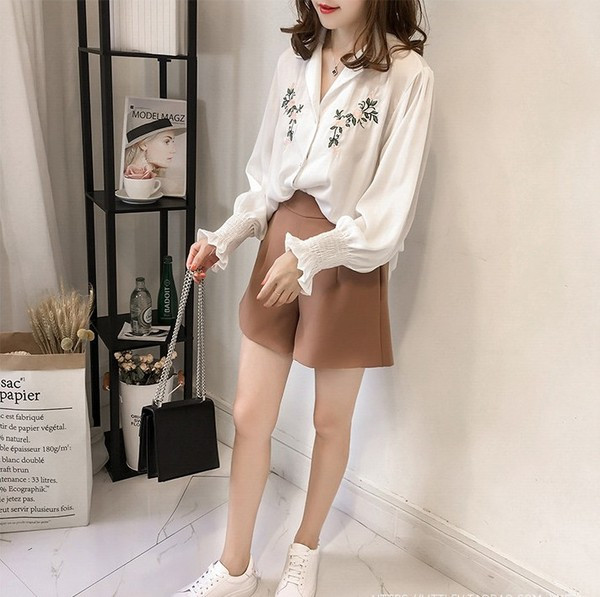 Модерна дамска риза в бял цвят с флорални мотиви