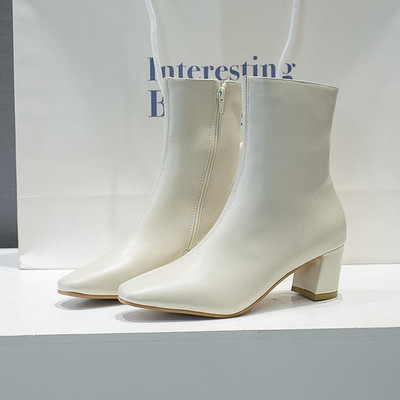 Eko bőrből készült stílusos női csizma vastag sarokkal, fekete-fehér színben