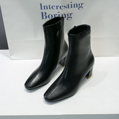 Eko bőrből készült stílusos női csizma vastag sarokkal, fekete-fehér színben