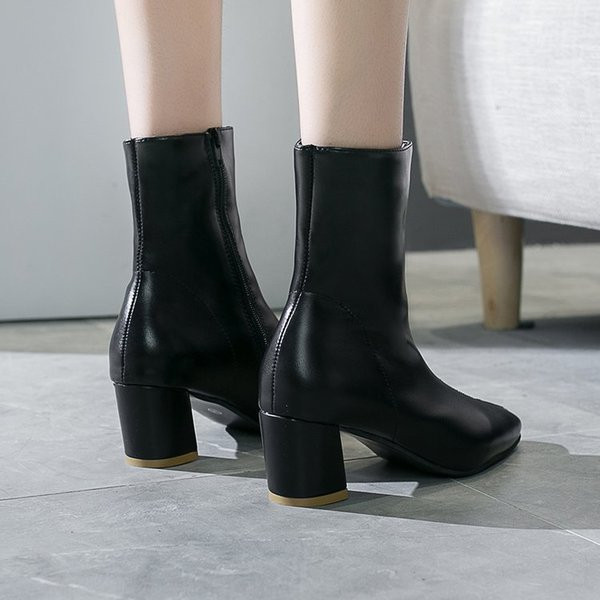 Eko bőrből készült stílusos női csizma vastag sarokkal, fekete-fehér színben