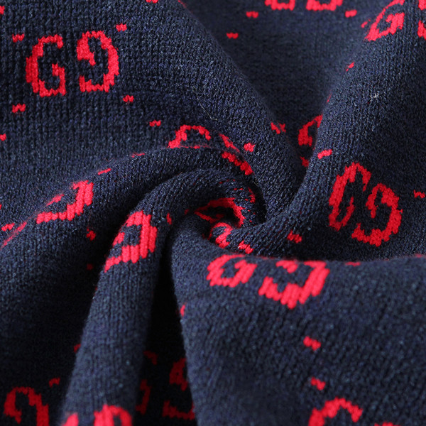 Модерен дамски пуловер с О-образна яка 