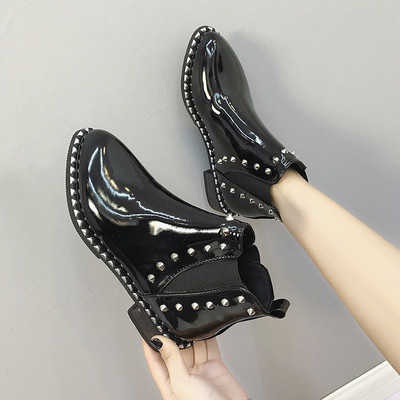 Актуални дамски боти с лачено покритие с метални капси в два модела