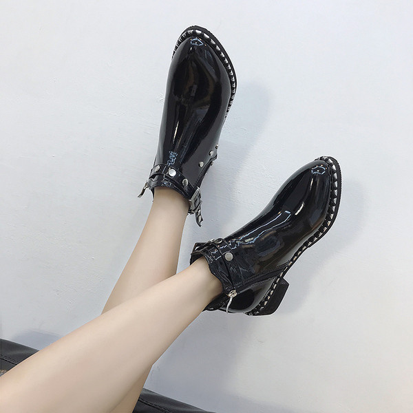 Актуални дамски боти с лачено покритие с метални капси в два модела