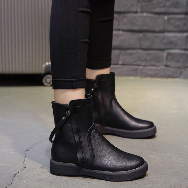 Актуални дамски боти от еко кожа в два цвята