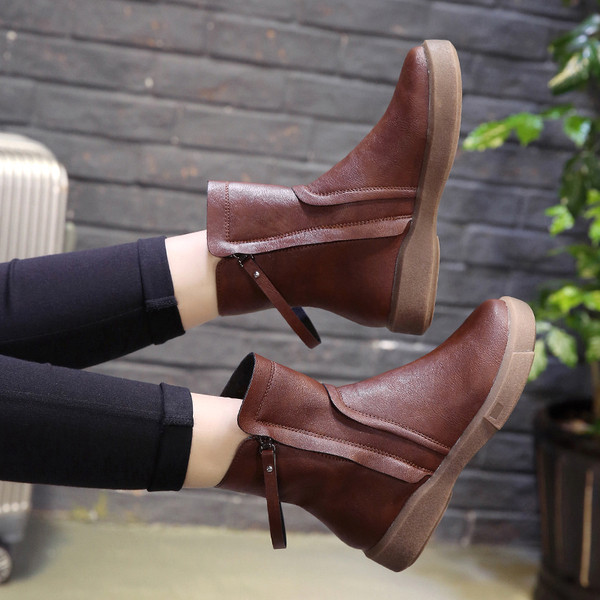 Актуални дамски боти от еко кожа в два цвята