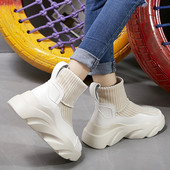 Спортни дамски боти с груба подметка в черен и бял цвят